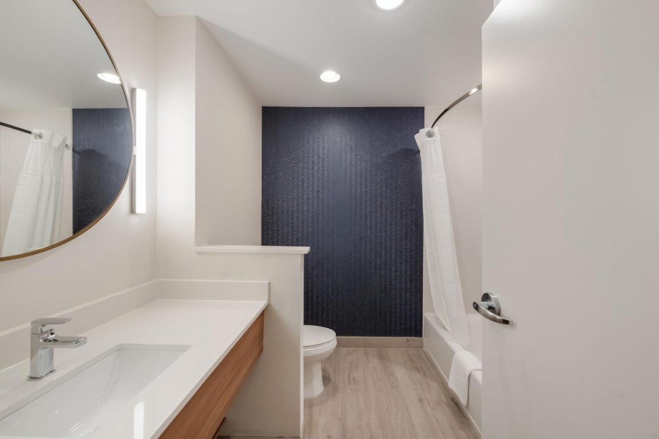 Fairfield By Marriott Inn & Suites Virginia Beach Town Center Exterior photo